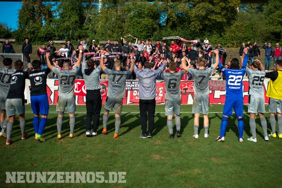 Fans und Spieler des SSV Reutlingen 05 beim besagten Spiel in Backnang.<br />Bild: neunzehn05.de”><figcaption>Fans und Spieler des SSV Reutlingen 05 beim besagten Spiel in Backnang.<br />Bild: neunzehn05.de</figcaption></figure>
                </div>
                
                <!-- YouTube (Meta-Feld) -->
                
            </div>
        </article>

                <script>
        (function() {
            var root = document.querySelector('.ff-single-news-gallery');
            if (!root) return;
            var slides = root.querySelectorAll('.ff-single-news-gallery-slide');
            var dots = root.querySelectorAll('.ff-single-news-gallery-dot');
            var prev = root.querySelector('.ff-single-news-gallery-prev');
            var next = root.querySelector('.ff-single-news-gallery-next');
            var n = slides.length;
            if (n < 2) return;
            var i = 0;
            function closeAllImgInfo() {
                root.querySelectorAll('.ff-fv-img-info-host.is-info-open').forEach(function(host) {
                    host.classList.remove('is-info-open');
                    var b = host.querySelector('.ff-fv-img-info-btn');
                    var p = host.querySelector('.ff-fv-img-info-panel');
                    if (b) b.setAttribute('aria-expanded', 'false');
                    if (p) p.setAttribute('aria-hidden', 'true');
                });
            }
            function show(idx) {
                closeAllImgInfo();
                i = ((idx % n) + n) % n;
                for (var s = 0; s < n; s++) {
                    if (s === i) slides[s].removeAttribute('hidden'); else slides[s].setAttribute('hidden', '');
                }
                for (var s = 0; s < dots.length; s++) {
                    dots[s].classList.toggle('is-active', s === i);
                    dots[s].setAttribute('aria-selected', s === i ? 'true' : 'false');
                }
            }
            if (prev) prev.addEventListener('click', function() { show(i - 1); });
            if (next) next.addEventListener('click', function() { show(i + 1); });
            for (var d = 0; d < dots.length; d++) {
                (function(di) { dots[di].addEventListener('click', function() { show(di); }); })(d);
            }
        })();
        </script>
        
        <!-- Kommentare -->
                <section class=