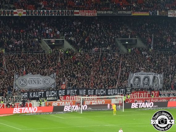 Die Protestaktion gegen DFB und DFL in der 2. Halbzeit.<br />Bild: timo0711.blogspot.de”><figcaption>Die Protestaktion gegen DFB und DFL in der 2. Halbzeit.<br />Bild: timo0711.blogspot.de</figcaption></figure>
<figure><img decoding=