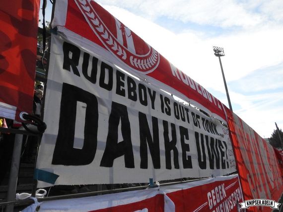Die beiden Personen der South City Rudeboyz, die das gegen RWE und Energie Cottbus-Fans gerichtete Plakat aufgehangen haben, wurden mit Stadionverboten belegt.<br />Bild: knipser.koeln”><figcaption>Die beiden Personen der South City Rudeboyz, die das gegen RWE und Energie Cottbus-Fans gerichtete Plakat aufgehangen haben, wurden mit Stadionverboten belegt.<br />Bild: knipser.koeln</figcaption></figure>
                </div>
                
                <!-- YouTube (Meta-Feld) -->
                
            </div>
        </article>

                <script>
        (function() {
            var root = document.querySelector('.ff-single-news-gallery');
            if (!root) return;
            var slides = root.querySelectorAll('.ff-single-news-gallery-slide');
            var dots = root.querySelectorAll('.ff-single-news-gallery-dot');
            var prev = root.querySelector('.ff-single-news-gallery-prev');
            var next = root.querySelector('.ff-single-news-gallery-next');
            var n = slides.length;
            if (n < 2) return;
            var i = 0;
            function closeAllImgInfo() {
                root.querySelectorAll('.ff-fv-img-info-host.is-info-open').forEach(function(host) {
                    host.classList.remove('is-info-open');
                    var b = host.querySelector('.ff-fv-img-info-btn');
                    var p = host.querySelector('.ff-fv-img-info-panel');
                    if (b) b.setAttribute('aria-expanded', 'false');
                    if (p) p.setAttribute('aria-hidden', 'true');
                });
            }
            function show(idx) {
                closeAllImgInfo();
                i = ((idx % n) + n) % n;
                for (var s = 0; s < n; s++) {
                    if (s === i) slides[s].removeAttribute('hidden'); else slides[s].setAttribute('hidden', '');
                }
                for (var s = 0; s < dots.length; s++) {
                    dots[s].classList.toggle('is-active', s === i);
                    dots[s].setAttribute('aria-selected', s === i ? 'true' : 'false');
                }
            }
            if (prev) prev.addEventListener('click', function() { show(i - 1); });
            if (next) next.addEventListener('click', function() { show(i + 1); });
            for (var d = 0; d < dots.length; d++) {
                (function(di) { dots[di].addEventListener('click', function() { show(di); }); })(d);
            }
        })();
        </script>
        
        <!-- Kommentare -->
                <section class=