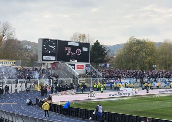 FCC- & FCH-Fans sorgten mit Tumulten im Innenraum für Spielunterbrechung. Bild: fcc_carlzeisso1903