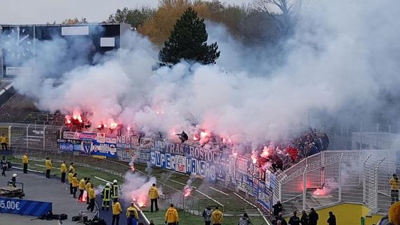 Die Pyroaktion der Hansa-Fans vor Anpfiff. Bild: inferno_obstsalat