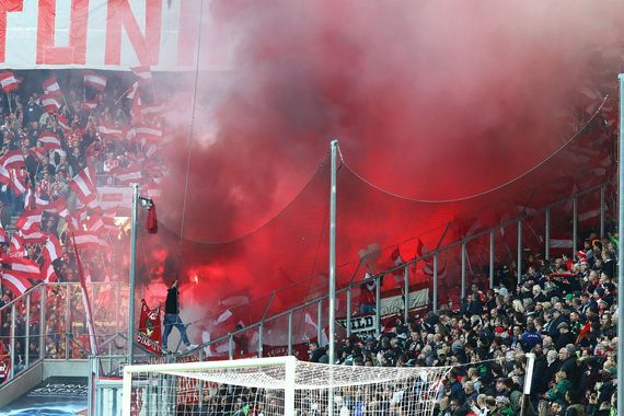 Intro der Fortuna Düsseldorf-Fans.<br />Bild: Dirk Päffgen”><figcaption>Intro der Fortuna Düsseldorf-Fans.<br />Bild: Dirk Päffgen</figcaption></figure>
<figure><img decoding=