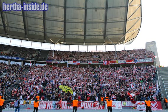 RB Leipzig-Anhänger diskutieren im Nachgang des Spiels in Berlin über dort gezeigte Plakate.<br />Archivbild: Hertha-Inside.de”><figcaption>RB Leipzig-Anhänger diskutieren im Nachgang des Spiels in Berlin über dort gezeigte Plakate.<br />Archivbild: Hertha-Inside.de</figcaption></figure>
                </div>
                
                <!-- YouTube (Meta-Feld) -->
                
            </div>
        </article>

                <script>
        (function() {
            var root = document.querySelector('.ff-single-news-gallery');
            if (!root) return;
            var slides = root.querySelectorAll('.ff-single-news-gallery-slide');
            var dots = root.querySelectorAll('.ff-single-news-gallery-dot');
            var prev = root.querySelector('.ff-single-news-gallery-prev');
            var next = root.querySelector('.ff-single-news-gallery-next');
            var n = slides.length;
            if (n < 2) return;
            var i = 0;
            function closeAllImgInfo() {
                root.querySelectorAll('.ff-fv-img-info-host.is-info-open').forEach(function(host) {
                    host.classList.remove('is-info-open');
                    var b = host.querySelector('.ff-fv-img-info-btn');
                    var p = host.querySelector('.ff-fv-img-info-panel');
                    if (b) b.setAttribute('aria-expanded', 'false');
                    if (p) p.setAttribute('aria-hidden', 'true');
                });
            }
            function show(idx) {
                closeAllImgInfo();
                i = ((idx % n) + n) % n;
                for (var s = 0; s < n; s++) {
                    if (s === i) slides[s].removeAttribute('hidden'); else slides[s].setAttribute('hidden', '');
                }
                for (var s = 0; s < dots.length; s++) {
                    dots[s].classList.toggle('is-active', s === i);
                    dots[s].setAttribute('aria-selected', s === i ? 'true' : 'false');
                }
            }
            if (prev) prev.addEventListener('click', function() { show(i - 1); });
            if (next) next.addEventListener('click', function() { show(i + 1); });
            for (var d = 0; d < dots.length; d++) {
                (function(di) { dots[di].addEventListener('click', function() { show(di); }); })(d);
            }
        })();
        </script>
        
        <!-- Kommentare -->
                <section class=