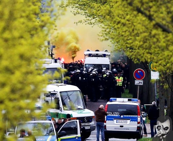 Dynamo-Fans im April 2016 auf dem Weg ins Heinz-Krügel-Stadion.<br />Bild: jokersradeberg.de”><figcaption>Dynamo-Fans im April 2016 auf dem Weg ins Heinz-Krügel-Stadion.<br />Bild: jokersradeberg.de</figcaption></figure>
<figure><img decoding=