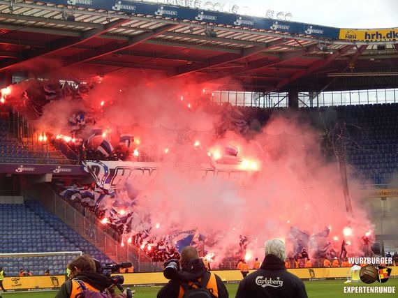 Pyroaktion der Gästefans.<br />Bild: Würzburger Expertenrunde“><figcaption>Pyroaktion der Gästefans.<br />Bild: Würzburger Expertenrunde</figcaption></figure>
            </div>

                    </article>

                <section class=