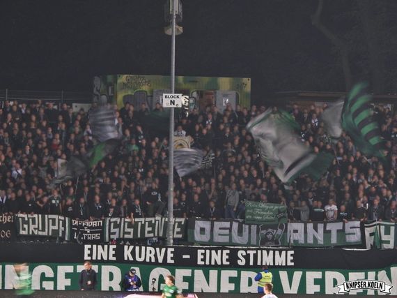 Nur für kurze Zeit waren Gruppo Resistente und die Deviants Ultras gemeinsam in der Fiffi-Gerritzen-Kurve aktiv.<br />Bild: knipser.koeln”><figcaption>Nur für kurze Zeit waren Gruppo Resistente und die Deviants Ultras gemeinsam in der Fiffi-Gerritzen-Kurve aktiv.<br />Bild: knipser.koeln</figcaption></figure>
<figure><img decoding=