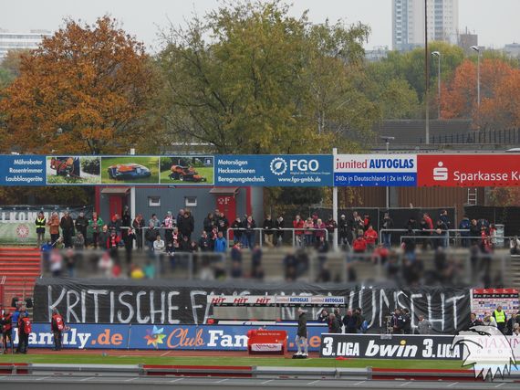 Kritische Fans unerwünscht-Plakat am Sonntag im Südstadion.<br />Bild: Fortuna Eagles”><figcaption>Kritische Fans unerwünscht-Plakat am Sonntag im Südstadion.<br />Bild: Fortuna Eagles</figcaption></figure>
<figure><img decoding=