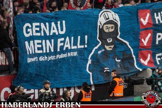 Aktion in der Nordkurve Leverkusen am vergangenen Wochenende.<br />Bild: Haberlands-Erben.de”><figcaption>Aktion in der Nordkurve Leverkusen am vergangenen Wochenende.<br />Bild: Haberlands-Erben.de</figcaption></figure>
<figure><img decoding=