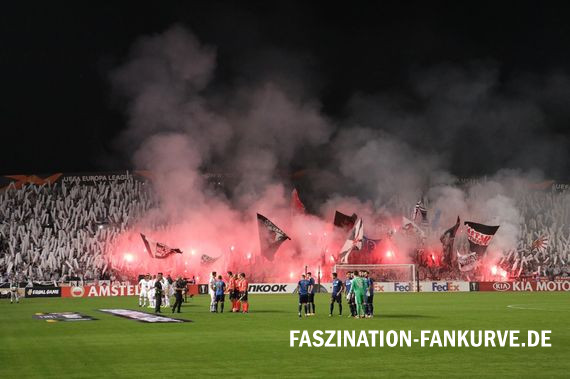 Die Pyroshow der Eintracht-Fans heute in Nikosia.<br />Bild: Faszination Fankurve“><figcaption>Die Pyroshow der Eintracht-Fans heute in Nikosia.<br />Bild: Faszination Fankurve</figcaption></figure>
<figure><img decoding=