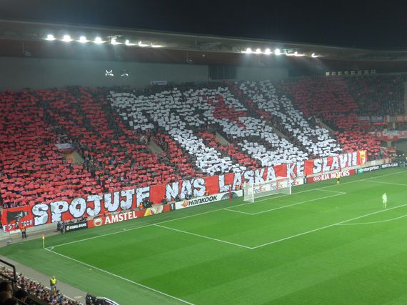 Die Choreografie der Slavia-Fans.<br />Bild: Gurke“><figcaption>Die Choreografie der Slavia-Fans.<br />Bild: Gurke</figcaption></figure>
<figure><img decoding=