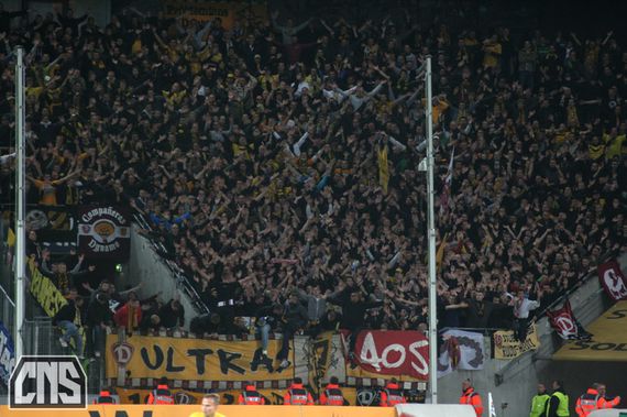 Etwa 5.000 Dynamo-Fans werden morgen in Köln erwartet.<br />Bild: Coloniacs.com”><figcaption>Etwa 5.000 Dynamo-Fans werden morgen in Köln erwartet.<br />Bild: Coloniacs.com</figcaption></figure>
                </div>
                
                <!-- YouTube (Meta-Feld) -->
                
            </div>
        </article>

                <script>
        (function() {
            var root = document.querySelector('.ff-single-news-gallery');
            if (!root) return;
            var slides = root.querySelectorAll('.ff-single-news-gallery-slide');
            var dots = root.querySelectorAll('.ff-single-news-gallery-dot');
            var prev = root.querySelector('.ff-single-news-gallery-prev');
            var next = root.querySelector('.ff-single-news-gallery-next');
            var n = slides.length;
            if (n < 2) return;
            var i = 0;
            function closeAllImgInfo() {
                root.querySelectorAll('.ff-fv-img-info-host.is-info-open').forEach(function(host) {
                    host.classList.remove('is-info-open');
                    var b = host.querySelector('.ff-fv-img-info-btn');
                    var p = host.querySelector('.ff-fv-img-info-panel');
                    if (b) b.setAttribute('aria-expanded', 'false');
                    if (p) p.setAttribute('aria-hidden', 'true');
                });
            }
            function show(idx) {
                closeAllImgInfo();
                i = ((idx % n) + n) % n;
                for (var s = 0; s < n; s++) {
                    if (s === i) slides[s].removeAttribute('hidden'); else slides[s].setAttribute('hidden', '');
                }
                for (var s = 0; s < dots.length; s++) {
                    dots[s].classList.toggle('is-active', s === i);
                    dots[s].setAttribute('aria-selected', s === i ? 'true' : 'false');
                }
            }
            if (prev) prev.addEventListener('click', function() { show(i - 1); });
            if (next) next.addEventListener('click', function() { show(i + 1); });
            for (var d = 0; d < dots.length; d++) {
                (function(di) { dots[di].addEventListener('click', function() { show(di); }); })(d);
            }
        })();
        </script>
        
        <!-- Kommentare -->
                <section class=