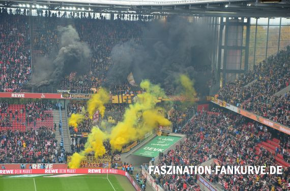 Pyroshow der Gästefans zu Beginn der 2. Halbzeit.<br />Bild: Faszination Fankurve”><figcaption>Pyroshow der Gästefans zu Beginn der 2. Halbzeit.<br />Bild: Faszination Fankurve</figcaption></figure>
<figure><img decoding=