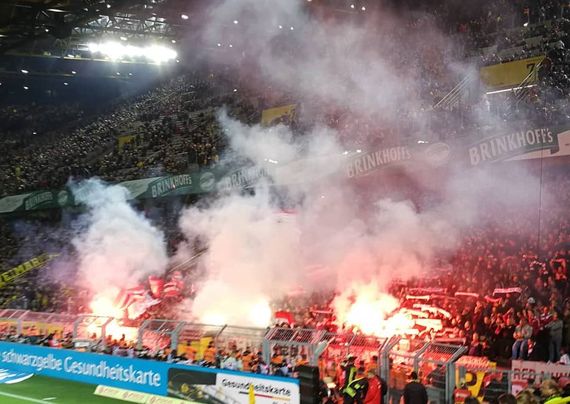 Die Pyroaktion der FC Bayern-Fans im Gästeblock des Westfalenstadions.<br />Bild: 20birdy01″><figcaption>Die Pyroaktion der FC Bayern-Fans im Gästeblock des Westfalenstadions.<br />Bild: 20birdy01</figcaption></figure>
<figure><img decoding=