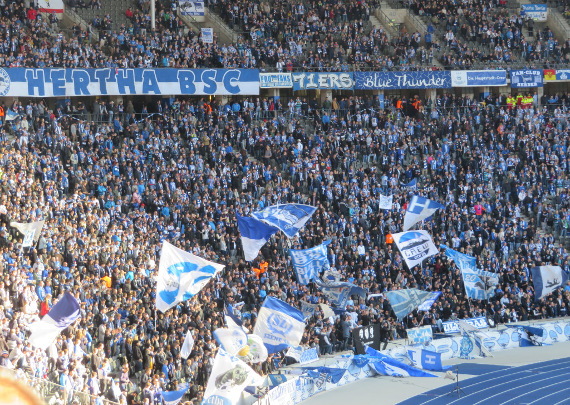 Beim Pokalspiel gegen die Bayern soll das Olympiastadion vor allem mit Hertha-Fans gefüllt werden. <br />Bild: herthaauswaerts.wordpress.com”><figcaption>Beim Pokalspiel gegen die Bayern soll das Olympiastadion vor allem mit Hertha-Fans gefüllt werden. <br />Bild: herthaauswaerts.wordpress.com</figcaption></figure>
                </div>
                
                <!-- YouTube (Meta-Feld) -->
                
            </div>
        </article>

                <script>
        (function() {
            var root = document.querySelector('.ff-single-news-gallery');
            if (!root) return;
            var slides = root.querySelectorAll('.ff-single-news-gallery-slide');
            var dots = root.querySelectorAll('.ff-single-news-gallery-dot');
            var prev = root.querySelector('.ff-single-news-gallery-prev');
            var next = root.querySelector('.ff-single-news-gallery-next');
            var n = slides.length;
            if (n < 2) return;
            var i = 0;
            function closeAllImgInfo() {
                root.querySelectorAll('.ff-fv-img-info-host.is-info-open').forEach(function(host) {
                    host.classList.remove('is-info-open');
                    var b = host.querySelector('.ff-fv-img-info-btn');
                    var p = host.querySelector('.ff-fv-img-info-panel');
                    if (b) b.setAttribute('aria-expanded', 'false');
                    if (p) p.setAttribute('aria-hidden', 'true');
                });
            }
            function show(idx) {
                closeAllImgInfo();
                i = ((idx % n) + n) % n;
                for (var s = 0; s < n; s++) {
                    if (s === i) slides[s].removeAttribute('hidden'); else slides[s].setAttribute('hidden', '');
                }
                for (var s = 0; s < dots.length; s++) {
                    dots[s].classList.toggle('is-active', s === i);
                    dots[s].setAttribute('aria-selected', s === i ? 'true' : 'false');
                }
            }
            if (prev) prev.addEventListener('click', function() { show(i - 1); });
            if (next) next.addEventListener('click', function() { show(i + 1); });
            for (var d = 0; d < dots.length; d++) {
                (function(di) { dots[di].addEventListener('click', function() { show(di); }); })(d);
            }
        })();
        </script>
        
        <!-- Kommentare -->
                <section class=