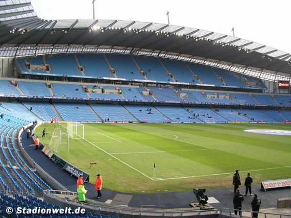 Im Stadion von Manchester City sollen 8.000 neue Plätze entstehen. Dabei wird auch die Einführung von Stehplätzen nach dem Safe Standing-Prinzip in Betracht gezogen.<br />Bild: Stadionwelt“><figcaption>Im Stadion von Manchester City sollen 8.000 neue Plätze entstehen. Dabei wird auch die Einführung von Stehplätzen nach dem Safe Standing-Prinzip in Betracht gezogen.<br />Bild: Stadionwelt</figcaption></figure>
            </div>

                    </article>

                <section class=