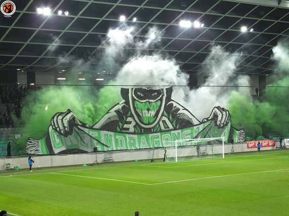 Die Choreografie zum Geburtstag der Ultràgruppe.<br />Bild: Unterwegs in Sachen Fussball – www.uisf.de“><figcaption>Die Choreografie zum Geburtstag der Ultràgruppe.<br />Bild: Unterwegs in Sachen Fussball – www.uisf.de</figcaption></figure>
<figure><img decoding=