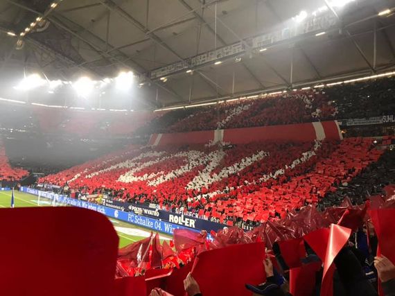 Das FCN-Wappen in der Nordkurve.<br />Bild: Susanneblondundblau”><figcaption>Das FCN-Wappen in der Nordkurve.<br />Bild: Susanneblondundblau</figcaption></figure>
<figure><img decoding=