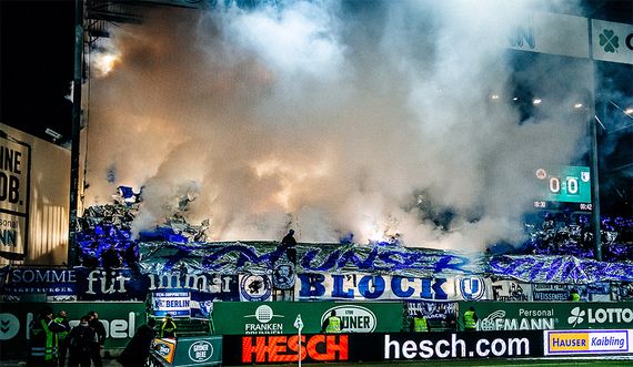 Pyroaktion der Gästefans.<br />Bild: spvgg-fuerth.com”><figcaption>Pyroaktion der Gästefans.<br />Bild: spvgg-fuerth.com</figcaption></figure>
<figure><img decoding=