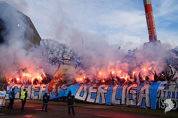 Pyroshow vor Anpfiff des gestrigen Drittligaspiels.<br />Bild: muenchnerloewen.de”><figcaption>Pyroshow vor Anpfiff des gestrigen Drittligaspiels.<br />Bild: muenchnerloewen.de</figcaption></figure>
<figure><img decoding=