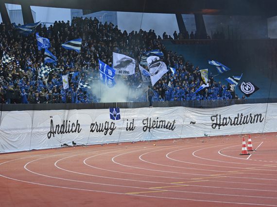 Die GCZ-Fanszene freut sich über die Rückkehr auf das Hardturm-Areal.<br />Bild: gc-zone.ch”><figcaption>Die GCZ-Fanszene freut sich über die Rückkehr auf das Hardturm-Areal.<br />Bild: gc-zone.ch</figcaption></figure>
                </div>
                
                <!-- YouTube (Meta-Feld) -->
                
            </div>
        </article>

                <script>
        (function() {
            var root = document.querySelector('.ff-single-news-gallery');
            if (!root) return;
            var slides = root.querySelectorAll('.ff-single-news-gallery-slide');
            var dots = root.querySelectorAll('.ff-single-news-gallery-dot');
            var prev = root.querySelector('.ff-single-news-gallery-prev');
            var next = root.querySelector('.ff-single-news-gallery-next');
            var n = slides.length;
            if (n < 2) return;
            var i = 0;
            function closeAllImgInfo() {
                root.querySelectorAll('.ff-fv-img-info-host.is-info-open').forEach(function(host) {
                    host.classList.remove('is-info-open');
                    var b = host.querySelector('.ff-fv-img-info-btn');
                    var p = host.querySelector('.ff-fv-img-info-panel');
                    if (b) b.setAttribute('aria-expanded', 'false');
                    if (p) p.setAttribute('aria-hidden', 'true');
                });
            }
            function show(idx) {
                closeAllImgInfo();
                i = ((idx % n) + n) % n;
                for (var s = 0; s < n; s++) {
                    if (s === i) slides[s].removeAttribute('hidden'); else slides[s].setAttribute('hidden', '');
                }
                for (var s = 0; s < dots.length; s++) {
                    dots[s].classList.toggle('is-active', s === i);
                    dots[s].setAttribute('aria-selected', s === i ? 'true' : 'false');
                }
            }
            if (prev) prev.addEventListener('click', function() { show(i - 1); });
            if (next) next.addEventListener('click', function() { show(i + 1); });
            for (var d = 0; d < dots.length; d++) {
                (function(di) { dots[di].addEventListener('click', function() { show(di); }); })(d);
            }
        })();
        </script>
        
        <!-- Kommentare -->
                <section class=