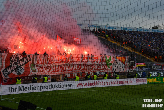Die Pyroshow im Gästeblock. Bild: WH96.de