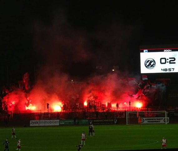 Die Pyroaktion im Gästeblock.<br />Bild: dieser_littmann”><figcaption>Die Pyroaktion im Gästeblock.<br />Bild: dieser_littmann</figcaption></figure>
<figure><img decoding=