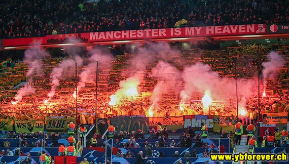 Die Pyroshow der Young Boys-Fans in Manchester.<br />Bild: ybforever.ch“><figcaption>Die Pyroshow der Young Boys-Fans in Manchester.<br />Bild: ybforever.ch</figcaption></figure>
<figure><img decoding=