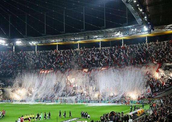 Die Pyroshow in der Nordwestkurve.<br />Bild: Eintracht-Online.net”><figcaption>Die Pyroshow in der Nordwestkurve.<br />Bild: Eintracht-Online.net</figcaption></figure>
<figure><img decoding=