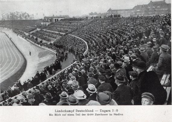 In den 1920er Jahren wurde Fußball in Deutschland zum Massenphänomen.<br />“><figcaption>In den 1920er Jahren wurde Fußball in Deutschland zum Massenphänomen.<br /></figcaption></figure>
<figure><img decoding=