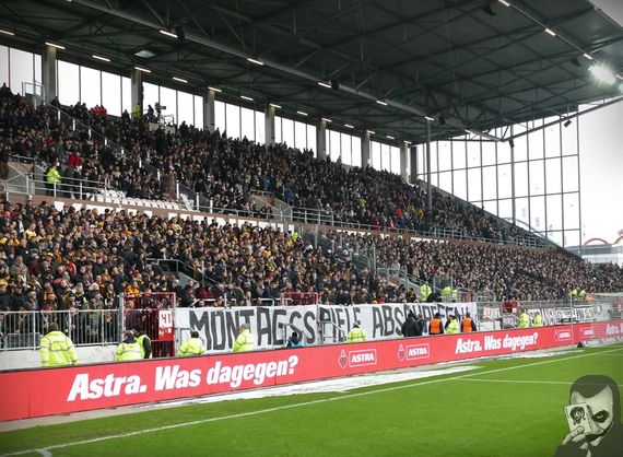 Der Protest der Gästefans.<br />Bild: jokersradeberg.de”><figcaption>Der Protest der Gästefans.<br />Bild: jokersradeberg.de</figcaption></figure>
<figure><img decoding=