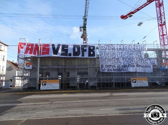 Auf dem Weg vom Bahnhof Bad Cannstatt wurden die VfB-Fans gestern schon über die Stimmungsverzicht informiert.<br />Bild: timo0711.blogspot.de”><figcaption>Auf dem Weg vom Bahnhof Bad Cannstatt wurden die VfB-Fans gestern schon über die Stimmungsverzicht informiert.<br />Bild: timo0711.blogspot.de</figcaption></figure>
<figure><img decoding=