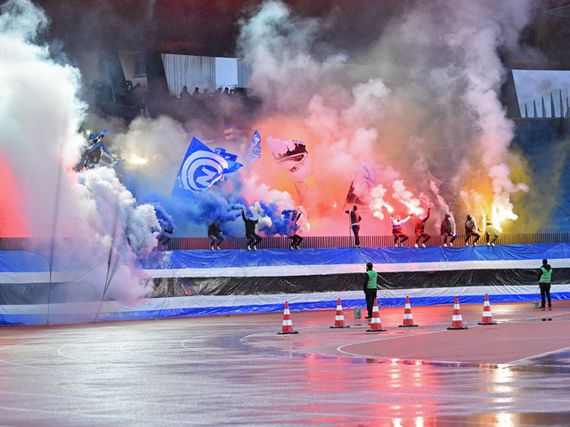 Die Pyroaktion der GCZ-Fans.<br />Bild: gc-zone.ch“><figcaption>Die Pyroaktion der GCZ-Fans.<br />Bild: gc-zone.ch</figcaption></figure>
<figure><img decoding=