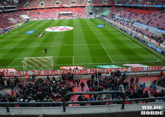 Spruchband der Wilden Horde am Samstag.<br />Bild: WH96.de”><figcaption>Spruchband der Wilden Horde am Samstag.<br />Bild: WH96.de</figcaption></figure>
                </div>
                
                <!-- YouTube (Meta-Feld) -->
                
            </div>
        </article>

                <script>
        (function() {
            var root = document.querySelector('.ff-single-news-gallery');
            if (!root) return;
            var slides = root.querySelectorAll('.ff-single-news-gallery-slide');
            var dots = root.querySelectorAll('.ff-single-news-gallery-dot');
            var prev = root.querySelector('.ff-single-news-gallery-prev');
            var next = root.querySelector('.ff-single-news-gallery-next');
            var n = slides.length;
            if (n < 2) return;
            var i = 0;
            function closeAllImgInfo() {
                root.querySelectorAll('.ff-fv-img-info-host.is-info-open').forEach(function(host) {
                    host.classList.remove('is-info-open');
                    var b = host.querySelector('.ff-fv-img-info-btn');
                    var p = host.querySelector('.ff-fv-img-info-panel');
                    if (b) b.setAttribute('aria-expanded', 'false');
                    if (p) p.setAttribute('aria-hidden', 'true');
                });
            }
            function show(idx) {
                closeAllImgInfo();
                i = ((idx % n) + n) % n;
                for (var s = 0; s < n; s++) {
                    if (s === i) slides[s].removeAttribute('hidden'); else slides[s].setAttribute('hidden', '');
                }
                for (var s = 0; s < dots.length; s++) {
                    dots[s].classList.toggle('is-active', s === i);
                    dots[s].setAttribute('aria-selected', s === i ? 'true' : 'false');
                }
            }
            if (prev) prev.addEventListener('click', function() { show(i - 1); });
            if (next) next.addEventListener('click', function() { show(i + 1); });
            for (var d = 0; d < dots.length; d++) {
                (function(di) { dots[di].addEventListener('click', function() { show(di); }); })(d);
            }
        })();
        </script>
        
        <!-- Kommentare -->
                <section class=