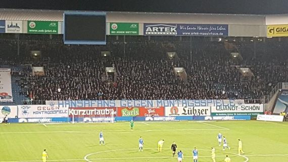 Die Hansa-Fans auf der Südtribüne protestierten über das gesamte Spiel und verzichteten fast komplett auf Gesänge.<br />Bild: inferno_obstsalat”><figcaption>Die Hansa-Fans auf der Südtribüne protestierten über das gesamte Spiel und verzichteten fast komplett auf Gesänge.<br />Bild: inferno_obstsalat</figcaption></figure>
<figure><img decoding=