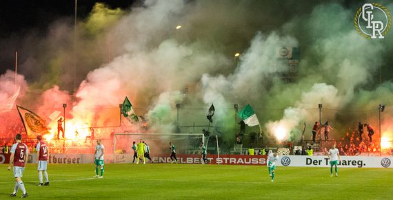 Auch bei Werder Bremen zünden Ultras regelmäßig Pyrotechnik trotz Verbot.<br />Bild: Caillera.net”><figcaption>Auch bei Werder Bremen zünden Ultras regelmäßig Pyrotechnik trotz Verbot.<br />Bild: Caillera.net</figcaption></figure>
<figure><img decoding=