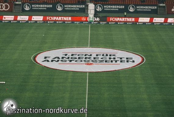 Diese Fahne wurde später vor die Nordkurve getragen und zur 2. Halbzeit im Stehplatzbereich hochgezogen. Bild: Faszination-Nordkurve.de