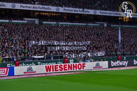 Spruchband gegen Montagsspiele in der Ostkurve.<br />Bild: Caillera.net”><figcaption>Spruchband gegen Montagsspiele in der Ostkurve.<br />Bild: Caillera.net</figcaption></figure>
<figure><img decoding=