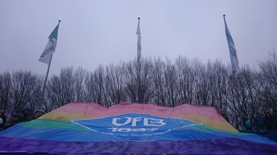 Mit dieser Blockfahne reagierten VfB Oldenburg-Fans auf die Vorfälle in Jeddeloh.<br />Bild: VfB für Alle”><figcaption>Mit dieser Blockfahne reagierten VfB Oldenburg-Fans auf die Vorfälle in Jeddeloh.<br />Bild: VfB für Alle</figcaption></figure>
<figure><img decoding=
