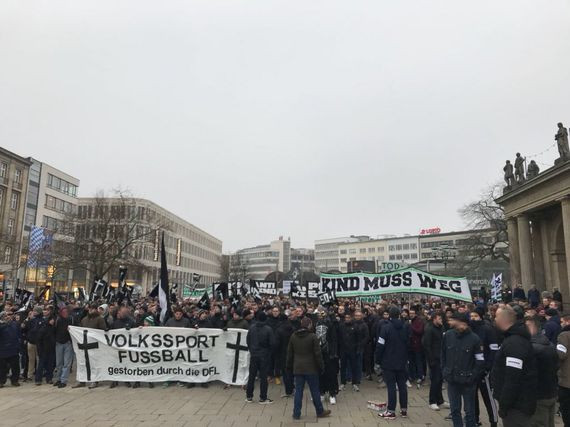 Statt auf einen Stimmungsboykott setzt die aktive Fanszene von Hannover 96 auf Protestplakte und einen Demonstrationszug.<br />Bild: Dr. Andreas Hüttl”><figcaption>Statt auf einen Stimmungsboykott setzt die aktive Fanszene von Hannover 96 auf Protestplakte und einen Demonstrationszug.<br />Bild: Dr. Andreas Hüttl</figcaption></figure>
<figure><img decoding=
