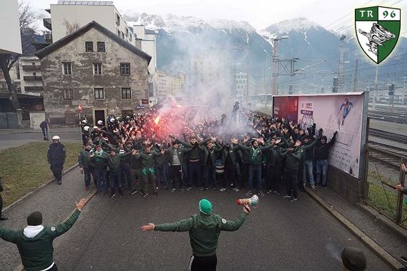 Der Fanmarsch der Rapid-Fans vom Bahnhof zum Stadion in Innsbruck.<br />Bild: TornadosRapid.at“><figcaption>Der Fanmarsch der Rapid-Fans vom Bahnhof zum Stadion in Innsbruck.<br />Bild: TornadosRapid.at</figcaption></figure>
<figure><img decoding=