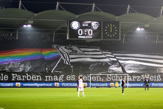 Die Choreografie der SK Sturm Graz-Fans.<br />Bild: SturmTifo.com“><figcaption>Die Choreografie der SK Sturm Graz-Fans.<br />Bild: SturmTifo.com</figcaption></figure>
<figure><img decoding=