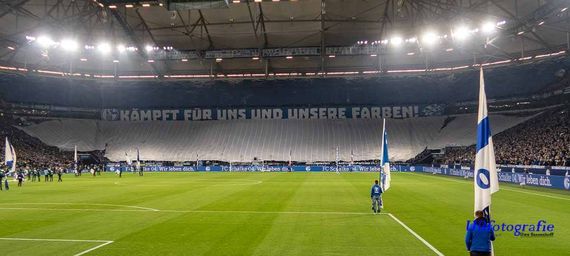 Die Choreografie in der Nordkurve.<br />Bild: Sportfotografie UBfoto”><figcaption>Die Choreografie in der Nordkurve.<br />Bild: Sportfotografie UBfoto</figcaption></figure>
<figure><img decoding=