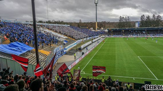 Die Aktion zum Abschied von der Gegengerade.<br />Bild: brc08.de”><figcaption>Die Aktion zum Abschied von der Gegengerade.<br />Bild: brc08.de</figcaption></figure>
                </div>
                
                <!-- YouTube (Meta-Feld) -->
                
            </div>
        </article>

                <script>
        (function() {
            var root = document.querySelector('.ff-single-news-gallery');
            if (!root) return;
            var slides = root.querySelectorAll('.ff-single-news-gallery-slide');
            var dots = root.querySelectorAll('.ff-single-news-gallery-dot');
            var prev = root.querySelector('.ff-single-news-gallery-prev');
            var next = root.querySelector('.ff-single-news-gallery-next');
            var n = slides.length;
            if (n < 2) return;
            var i = 0;
            function closeAllImgInfo() {
                root.querySelectorAll('.ff-fv-img-info-host.is-info-open').forEach(function(host) {
                    host.classList.remove('is-info-open');
                    var b = host.querySelector('.ff-fv-img-info-btn');
                    var p = host.querySelector('.ff-fv-img-info-panel');
                    if (b) b.setAttribute('aria-expanded', 'false');
                    if (p) p.setAttribute('aria-hidden', 'true');
                });
            }
            function show(idx) {
                closeAllImgInfo();
                i = ((idx % n) + n) % n;
                for (var s = 0; s < n; s++) {
                    if (s === i) slides[s].removeAttribute('hidden'); else slides[s].setAttribute('hidden', '');
                }
                for (var s = 0; s < dots.length; s++) {
                    dots[s].classList.toggle('is-active', s === i);
                    dots[s].setAttribute('aria-selected', s === i ? 'true' : 'false');
                }
            }
            if (prev) prev.addEventListener('click', function() { show(i - 1); });
            if (next) next.addEventListener('click', function() { show(i + 1); });
            for (var d = 0; d < dots.length; d++) {
                (function(di) { dots[di].addEventListener('click', function() { show(di); }); })(d);
            }
        })();
        </script>
        
        <!-- Kommentare -->
                <section class=