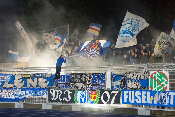 Pyroshow im Gästeblock. <br />Bild: Horda-Azzuro.de”><figcaption>Pyroshow im Gästeblock. <br />Bild: Horda-Azzuro.de</figcaption></figure>
<figure><img decoding=