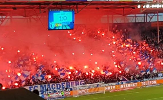 Die Pyroaktion im Block U.<br />Bild: hoeher_schneller_breiter”><figcaption>Die Pyroaktion im Block U.<br />Bild: hoeher_schneller_breiter</figcaption></figure>
<figure><img decoding=