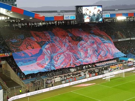 So sah die Blockfahne ohne besondere Brille aus.<br />Bild: QuotenQanake“><figcaption>So sah die Blockfahne ohne besondere Brille aus.<br />Bild: QuotenQanake</figcaption></figure>
<figure><img decoding=