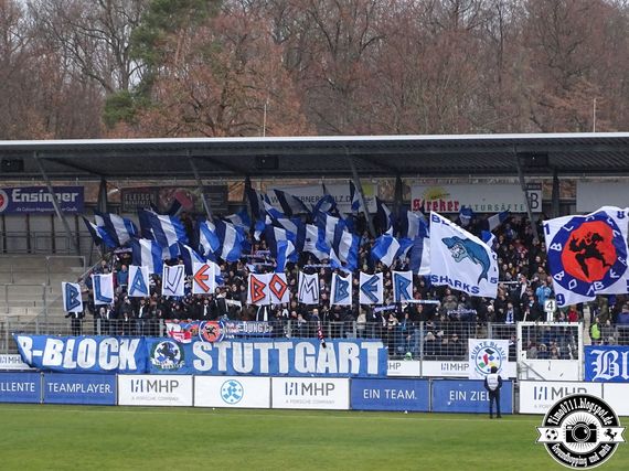 Das Intro der Blauen Bomber auf der Gegengerade.<br />Bild: timo0711.blogspot.de”><figcaption>Das Intro der Blauen Bomber auf der Gegengerade.<br />Bild: timo0711.blogspot.de</figcaption></figure>
<figure><img decoding=