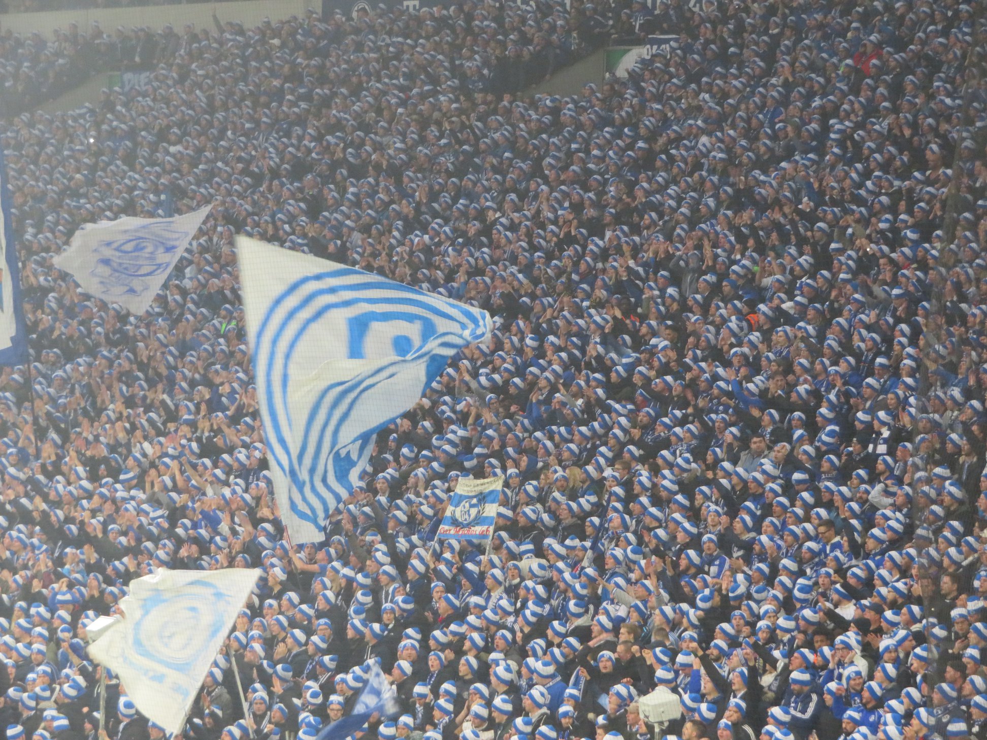 Der größte Kostenpunkt der Choreografie waren die 21.000 Mützen.<br />Bild: Susanneblondundblau”><figcaption>Der größte Kostenpunkt der Choreografie waren die 21.000 Mützen.<br />Bild: Susanneblondundblau</figcaption></figure>
                </div>
                
                <!-- YouTube (Meta-Feld) -->
                
            </div>
        </article>

                <script>
        (function() {
            var root = document.querySelector('.ff-single-news-gallery');
            if (!root) return;
            var slides = root.querySelectorAll('.ff-single-news-gallery-slide');
            var dots = root.querySelectorAll('.ff-single-news-gallery-dot');
            var prev = root.querySelector('.ff-single-news-gallery-prev');
            var next = root.querySelector('.ff-single-news-gallery-next');
            var n = slides.length;
            if (n < 2) return;
            var i = 0;
            function closeAllImgInfo() {
                root.querySelectorAll('.ff-fv-img-info-host.is-info-open').forEach(function(host) {
                    host.classList.remove('is-info-open');
                    var b = host.querySelector('.ff-fv-img-info-btn');
                    var p = host.querySelector('.ff-fv-img-info-panel');
                    if (b) b.setAttribute('aria-expanded', 'false');
                    if (p) p.setAttribute('aria-hidden', 'true');
                });
            }
            function show(idx) {
                closeAllImgInfo();
                i = ((idx % n) + n) % n;
                for (var s = 0; s < n; s++) {
                    if (s === i) slides[s].removeAttribute('hidden'); else slides[s].setAttribute('hidden', '');
                }
                for (var s = 0; s < dots.length; s++) {
                    dots[s].classList.toggle('is-active', s === i);
                    dots[s].setAttribute('aria-selected', s === i ? 'true' : 'false');
                }
            }
            if (prev) prev.addEventListener('click', function() { show(i - 1); });
            if (next) next.addEventListener('click', function() { show(i + 1); });
            for (var d = 0; d < dots.length; d++) {
                (function(di) { dots[di].addEventListener('click', function() { show(di); }); })(d);
            }
        })();
        </script>
        
        <!-- Kommentare -->
                <section class=