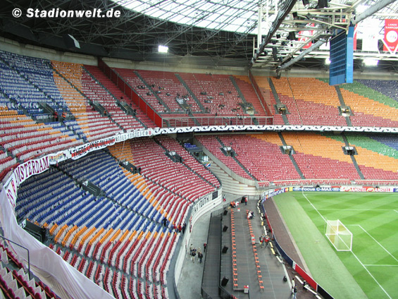 Der Gästeblock in Amsterdam.<br />Bild: Stadionwelt”><figcaption>Der Gästeblock in Amsterdam.<br />Bild: Stadionwelt</figcaption></figure>
                </div>
                
                <!-- YouTube (Meta-Feld) -->
                
            </div>
        </article>

                <script>
        (function() {
            var root = document.querySelector('.ff-single-news-gallery');
            if (!root) return;
            var slides = root.querySelectorAll('.ff-single-news-gallery-slide');
            var dots = root.querySelectorAll('.ff-single-news-gallery-dot');
            var prev = root.querySelector('.ff-single-news-gallery-prev');
            var next = root.querySelector('.ff-single-news-gallery-next');
            var n = slides.length;
            if (n < 2) return;
            var i = 0;
            function closeAllImgInfo() {
                root.querySelectorAll('.ff-fv-img-info-host.is-info-open').forEach(function(host) {
                    host.classList.remove('is-info-open');
                    var b = host.querySelector('.ff-fv-img-info-btn');
                    var p = host.querySelector('.ff-fv-img-info-panel');
                    if (b) b.setAttribute('aria-expanded', 'false');
                    if (p) p.setAttribute('aria-hidden', 'true');
                });
            }
            function show(idx) {
                closeAllImgInfo();
                i = ((idx % n) + n) % n;
                for (var s = 0; s < n; s++) {
                    if (s === i) slides[s].removeAttribute('hidden'); else slides[s].setAttribute('hidden', '');
                }
                for (var s = 0; s < dots.length; s++) {
                    dots[s].classList.toggle('is-active', s === i);
                    dots[s].setAttribute('aria-selected', s === i ? 'true' : 'false');
                }
            }
            if (prev) prev.addEventListener('click', function() { show(i - 1); });
            if (next) next.addEventListener('click', function() { show(i + 1); });
            for (var d = 0; d < dots.length; d++) {
                (function(di) { dots[di].addEventListener('click', function() { show(di); }); })(d);
            }
        })();
        </script>
        
        <!-- Kommentare -->
                <section class=