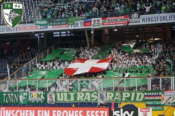 Auch Fahnen, Doppelhalten und in Choreografien benutzen Rapid Wien-Fans öfters die Abkürzung ACAB.<br />Bild: TornadosRapid.at“><figcaption>Auch Fahnen, Doppelhalten und in Choreografien benutzen Rapid Wien-Fans öfters die Abkürzung ACAB.<br />Bild: TornadosRapid.at</figcaption></figure>
            </div>

                    </article>

                <section class=